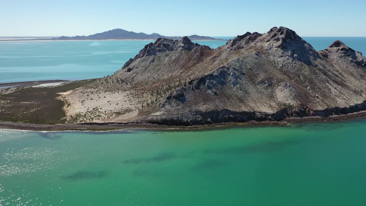 стремительный полет беспилотника над морским островом с резкой остановкой