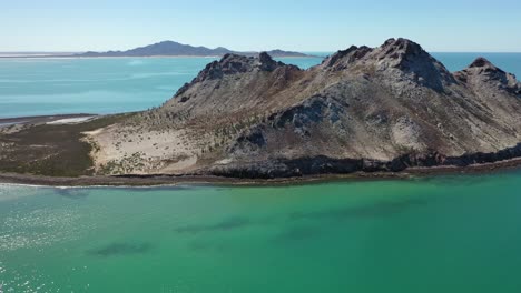 Vuelo-Rápido-De-Drones-Sobre-Una-Isla-Marina-Con-Una-Parada-Abrupta