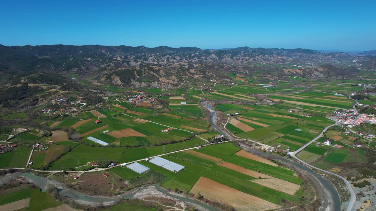 봄에 경작된 땅: 알바니아의 웅장한 언덕으로 둘러싸인 아름다운 계곡에서 번성하는 농업