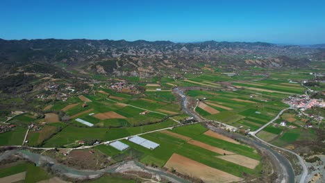 Tierras-Labradas-En-Primavera:-La-Agricultura-Florece-En-Un-Hermoso-Valle-Rodeado-De-Majestuosas-Colinas-En-Albania