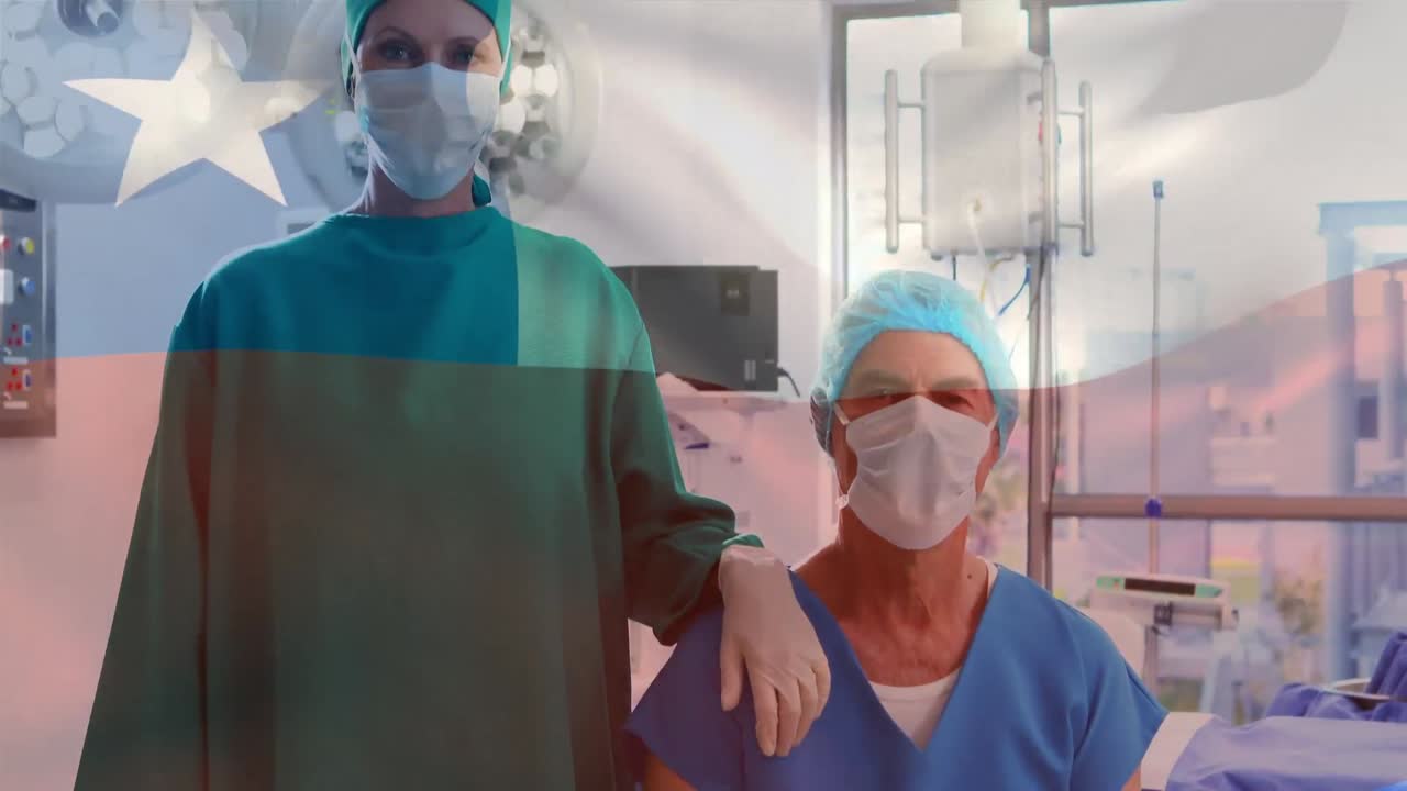 Animazione della bandiera nazionale del Cile su ritratto di medici che indossano camici e mascherine in sala operatoria