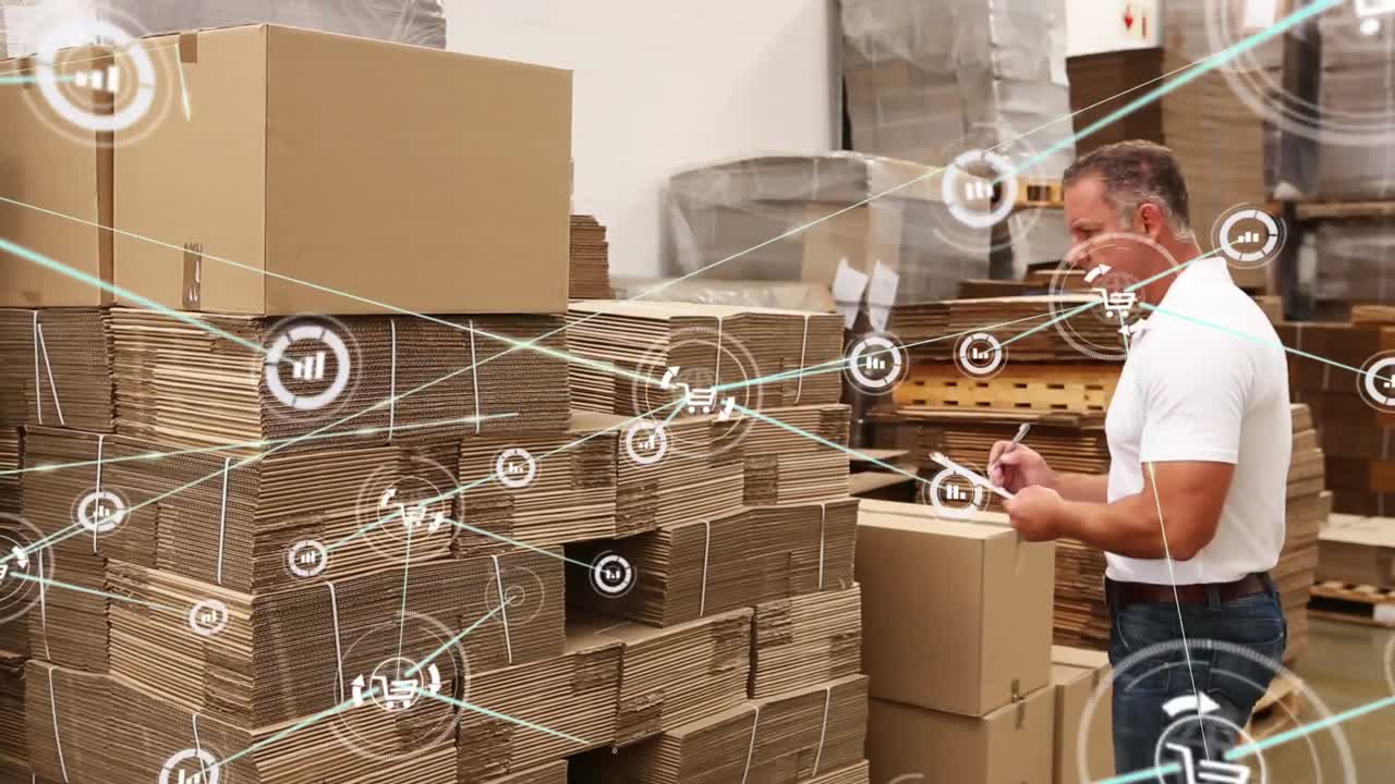 анимация подключенных графических и корзиновых икон, кавказский мужчина с планшетом, проверяющим коробки на складе