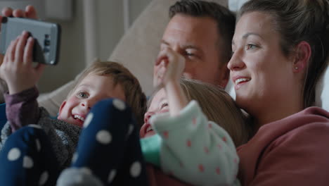 Familia-Feliz-Con-Niños-Chateando-Por-Video-Usando-Un-Teléfono-Inteligente-Saludando-La-Pantalla-Disfrutando-De-La-Comunicación-Por-Teléfono-Móvil-En-Casa