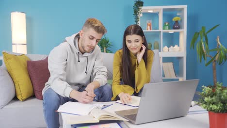estudiante chica y chico estudian en casa.