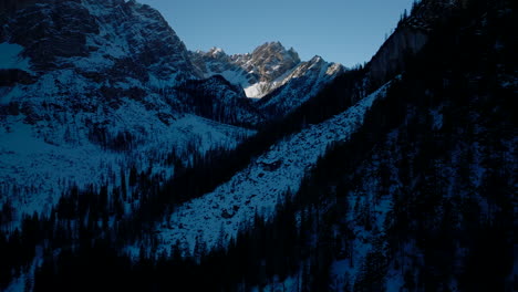 Laderas-Nevadas-De-Montaña-Con-Bosque-De-Coníferas-En-Invierno-Cerca-Del-Trentino-alto-Adige-En-Italia