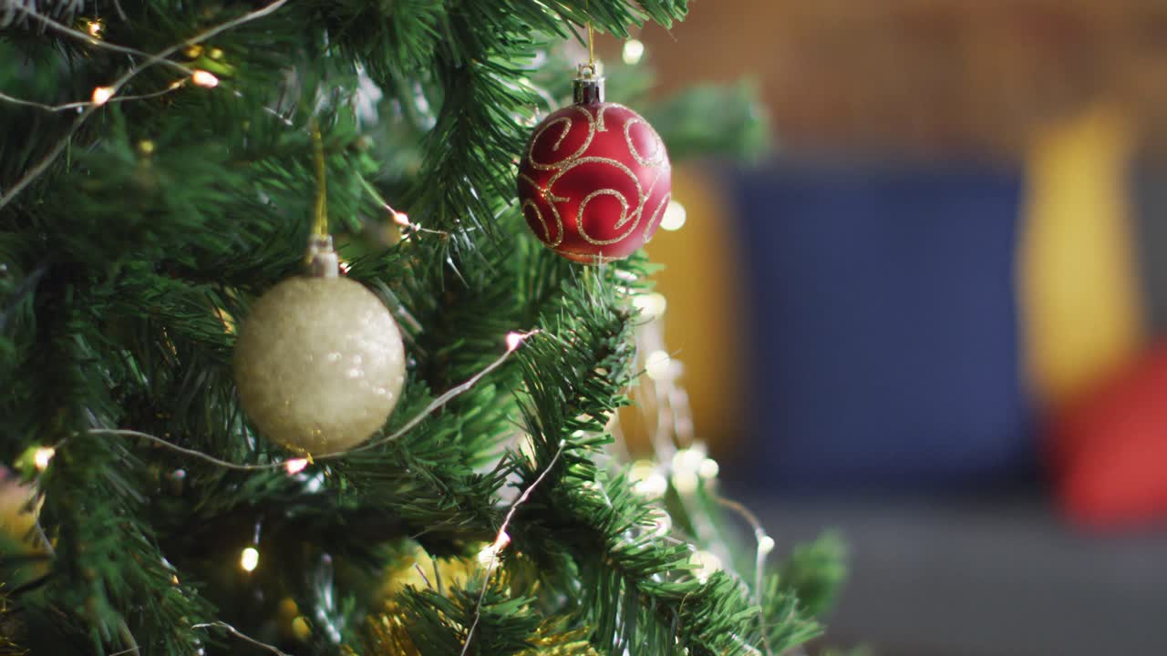 video del árbol de navidad con adornos de bolas y luces de hadas en un fondo borroso