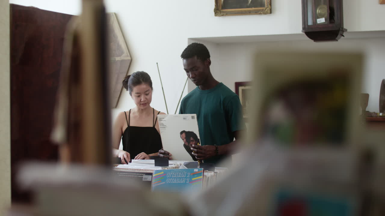 amigos en una tienda de música