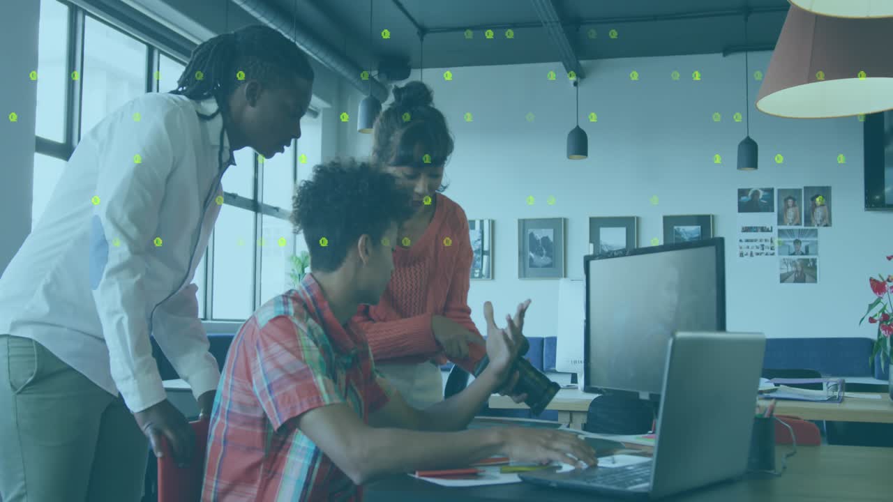 Animation af binær kodning og databehandling over forretningsfolk der arbejder på kontor