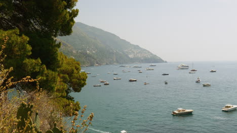 Una-Amplia-Toma-De-Barcos-En-Las-Hermosas-Aguas-Del-Mar-Mediterráneo-Italiano