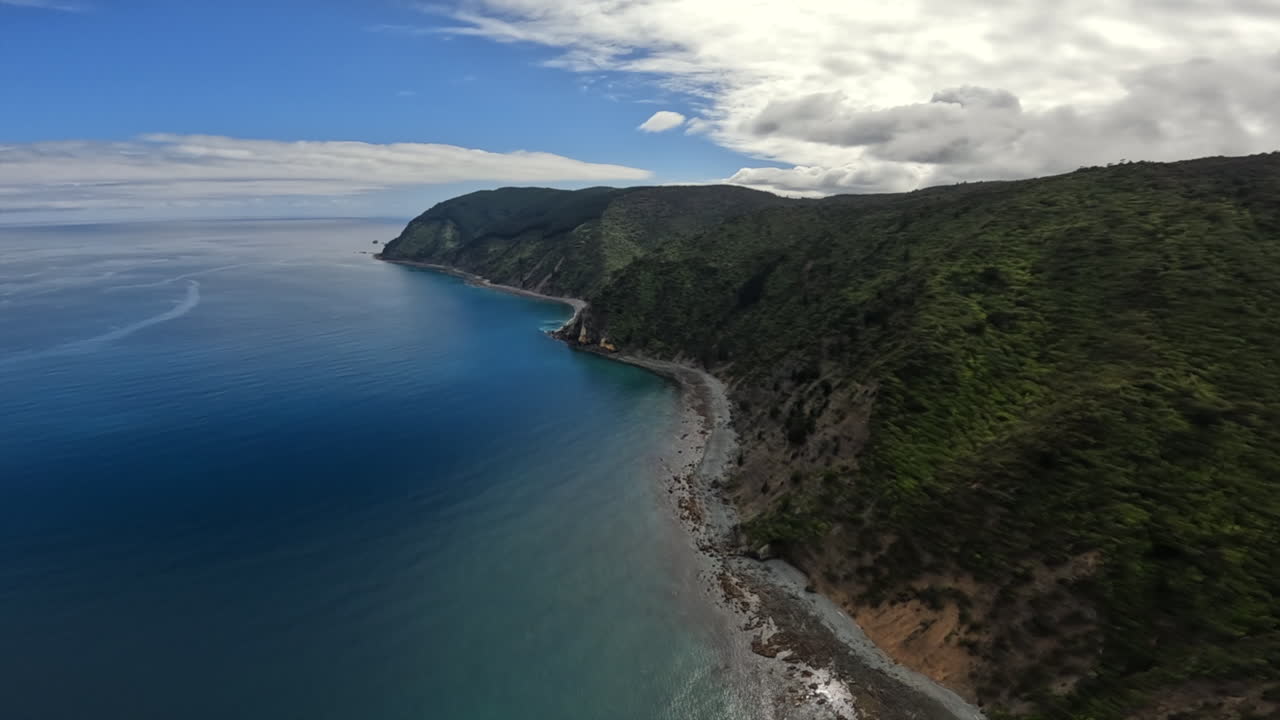 Ripresa aerea da elicottero POV lungo la costa vicino ai Marlborough Sounds in Nuova Zelanda.