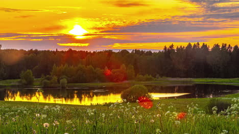 Sonnenuntergang-Am-Kiefernwaldsee,-Roter,-Feurig-Orangefarbener-Himmel,-Wolken-Und-Nebel-Auf-Dem-Wasser
