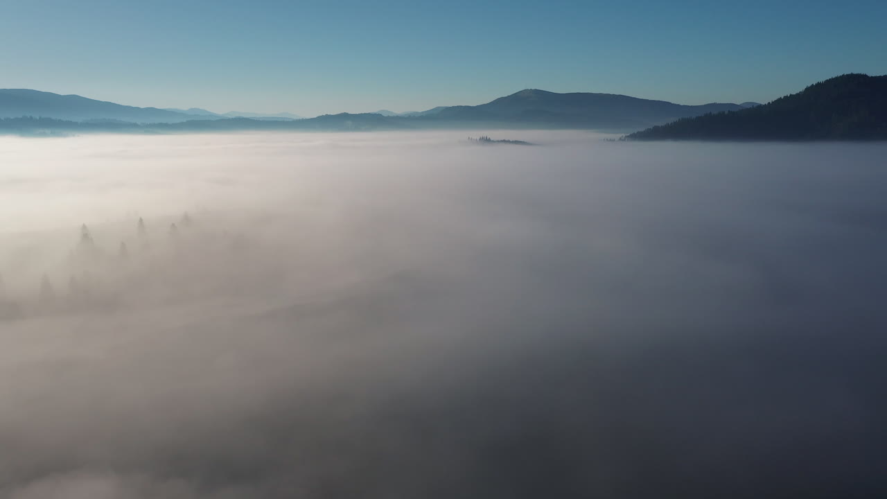 안개 가 가득 한 산 계곡 을 공중 에서 볼 수 있다