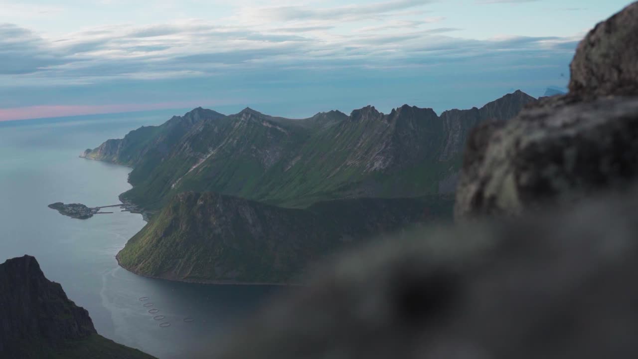vista panorámica desde la ruta de la montaña grytetippen en la isla de senja, noruega
