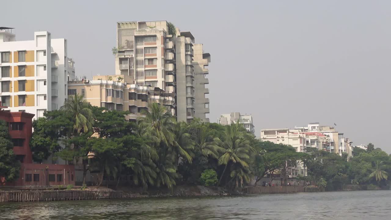Paesaggio urbano lungo un fiume a Dhaka, Bangladesh