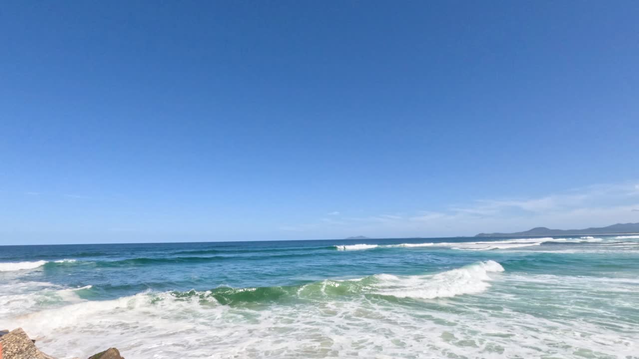 바다의 파도가 이 많은 해변에 부히고