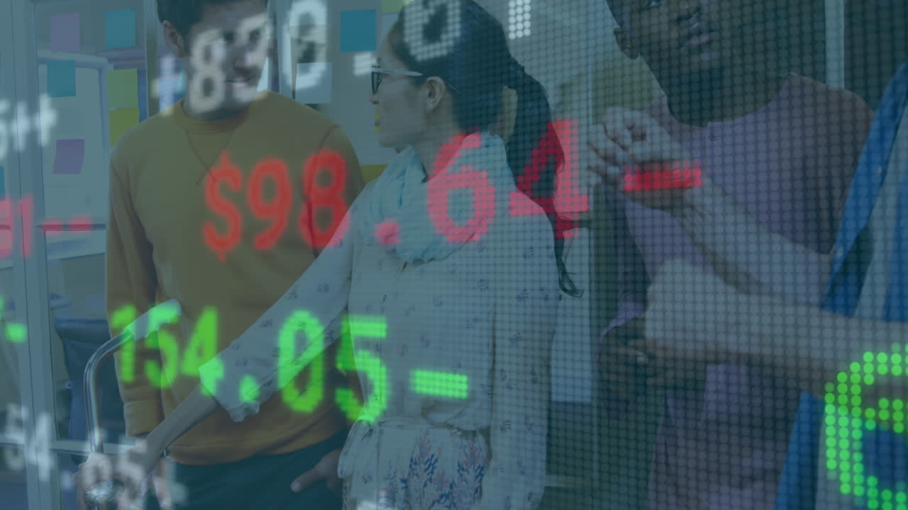 다양한 동료들이 사무실에서 함께 토론하는 주식 시장 데이터 처리의 애니메이션