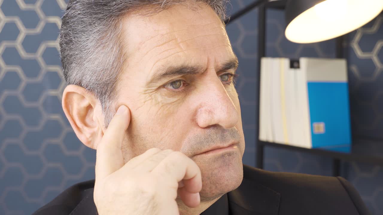 el hombre de negocios que trata de llegar a ideas es serio y duro.