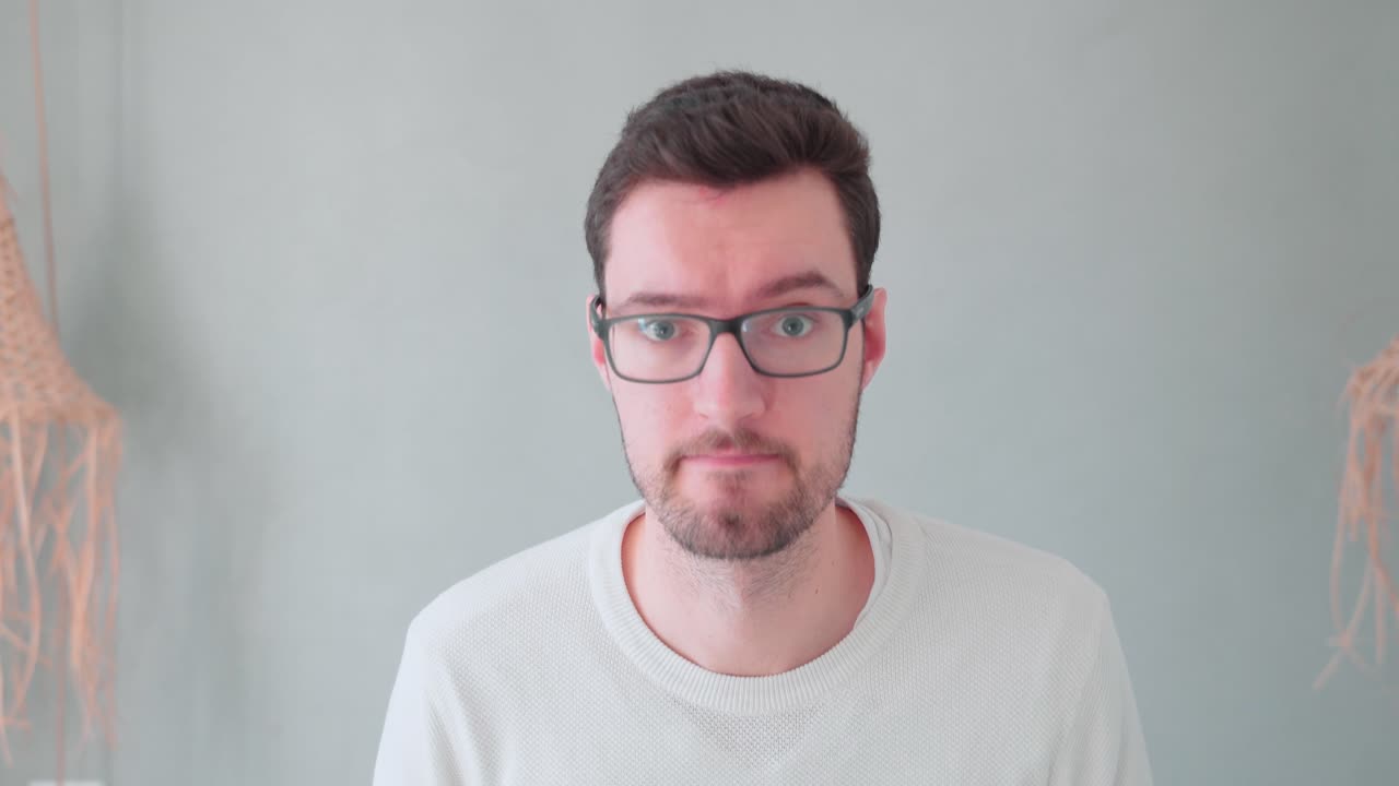 jovem perguntando impotente sem noção, não tem ideia, gesto emoção encolher os ombros, ele não sabe a resposta, homem moderno com barba e óculos