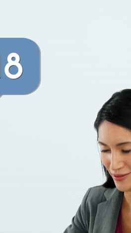 mujer de negocios comprobando sus correos electrónicos 4k