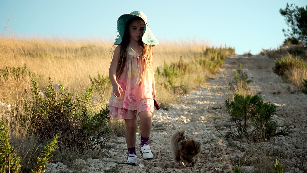 Menina pequena correndo com o cão