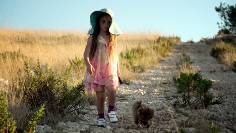 una niña pequeña corriendo con un perro.