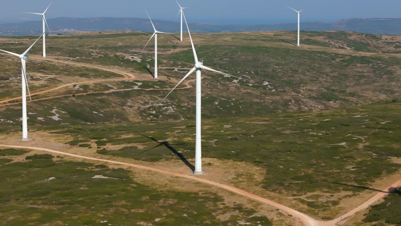 воздушный снимок сельской ветряной электростанции во французской сельской местности
