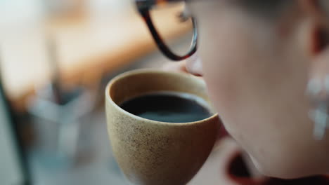 mujer de negocios bebiendo café en el trabajo