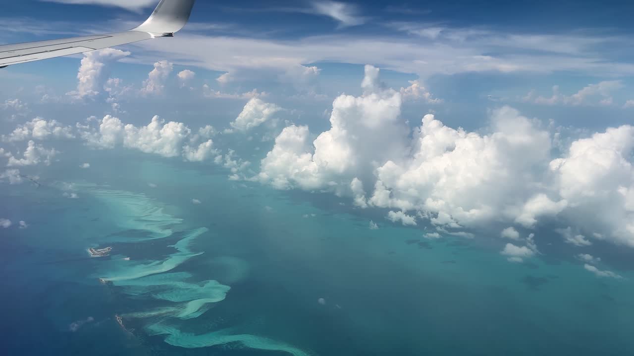 Udsigt over havet fra et flyvindue