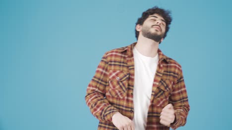 un joven guapo y feliz bailando, divirtiéndose con ropa casual.