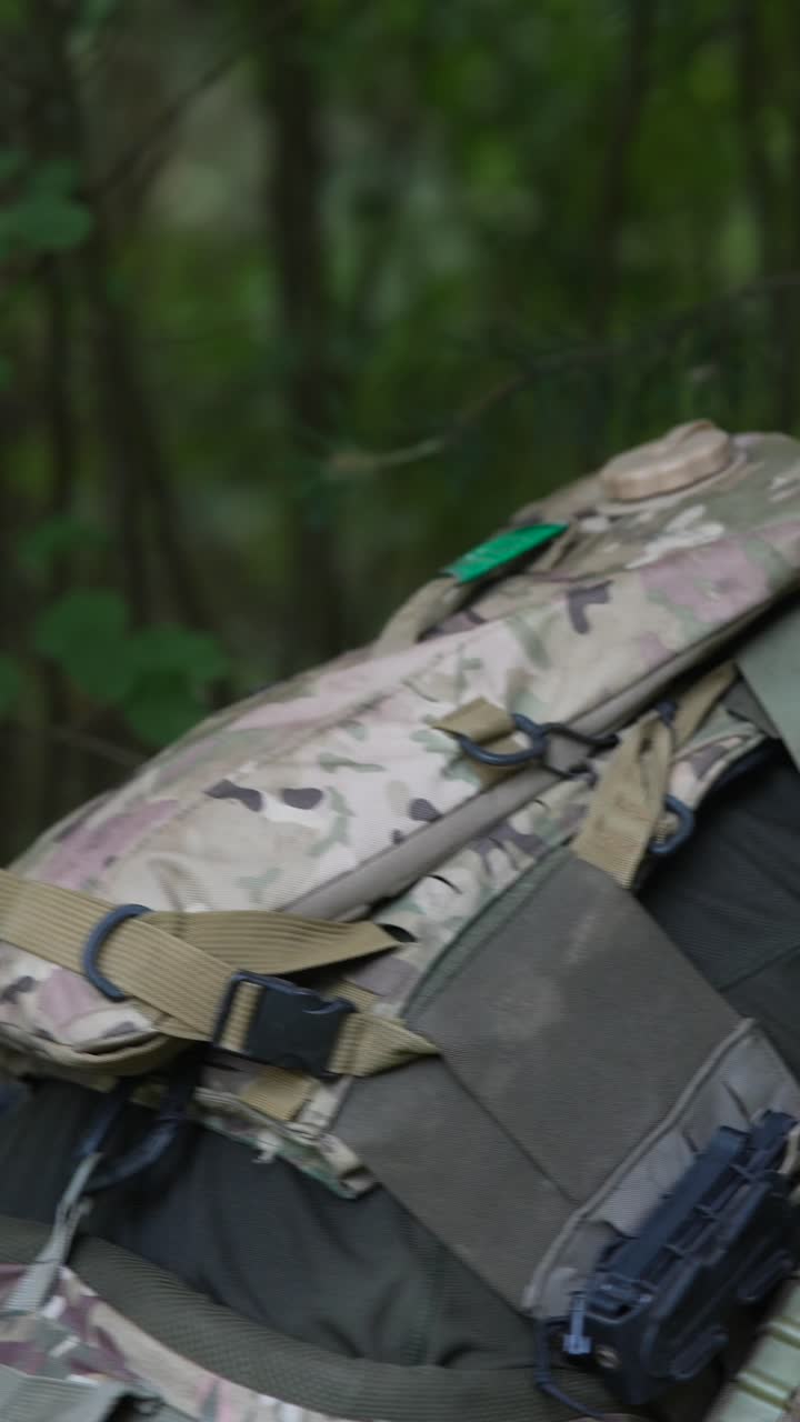 equipo militar en un bosque