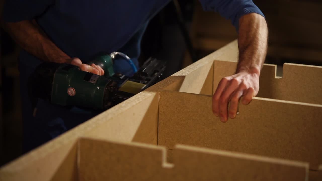 나무 가구 를 못 총 으로 조립 하는 것