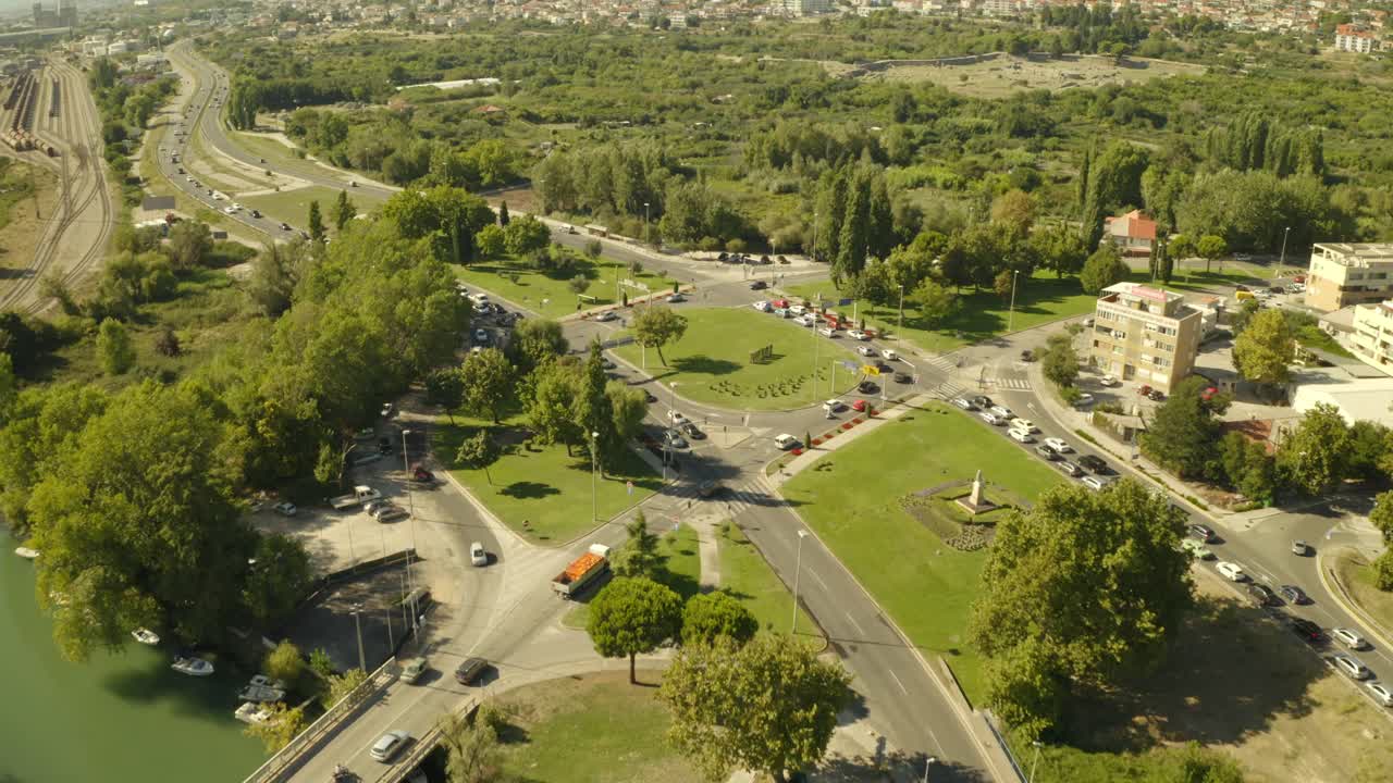 personas conduciendo autos en la ciudad-1