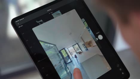 un planificador de pisos profesional está utilizando un escáner matterport para producir un recorrido virtual de una propiedad residencial