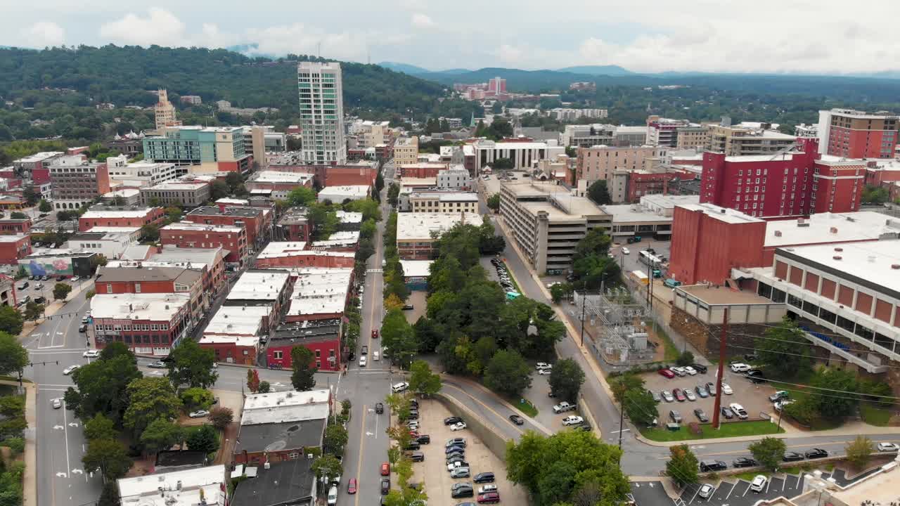 video de un avión no tripulado de un edificio en el centro de asheville