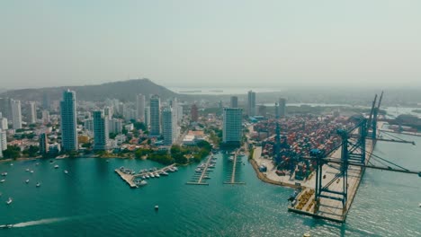 Toma-Aerea-De-La-Ciudad-De-Cartagena-Con-El-Puerto,-La-Ciudad,-La-Playa-Y-El-Mar-En-Cartagena,-Colombia