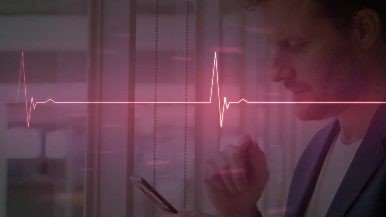 Pria memperhatikan ponsel pintar setelah denyutan gelombang EKG merah, menggulir data kesehatan.