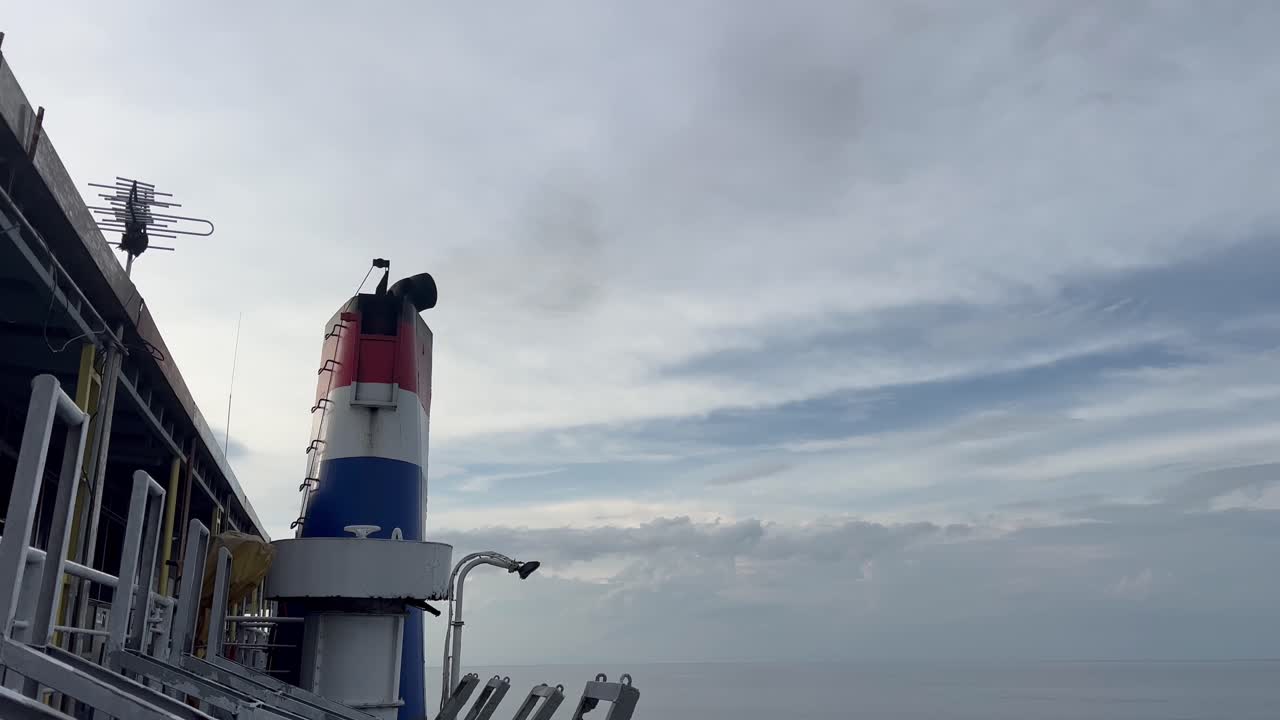 대형 페리에서 발생하는 선박 매연 가스 배출, 연소로 인한 선박용 디젤 엔진 배출 가스, 운송으로 인한 가스 배출 대기 오염