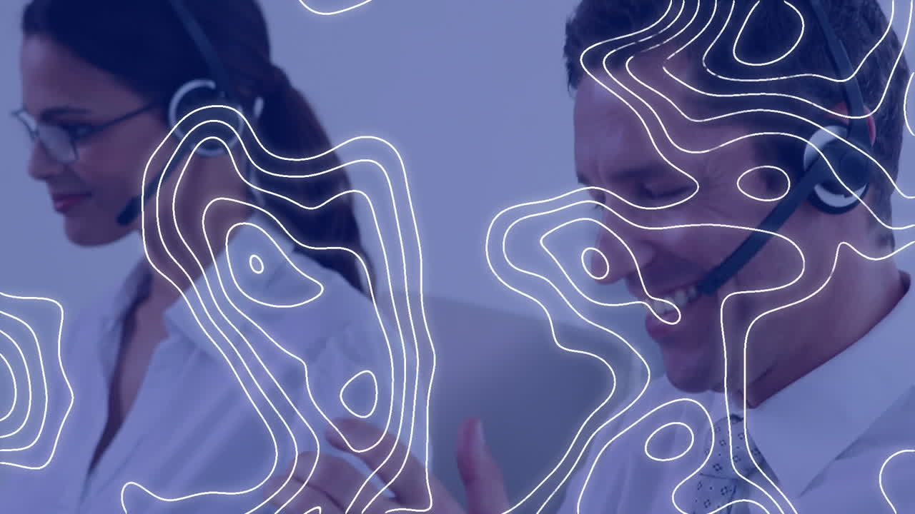animación de líneas blancas del mapa sobre personas de negocios que usan auriculares telefónicos