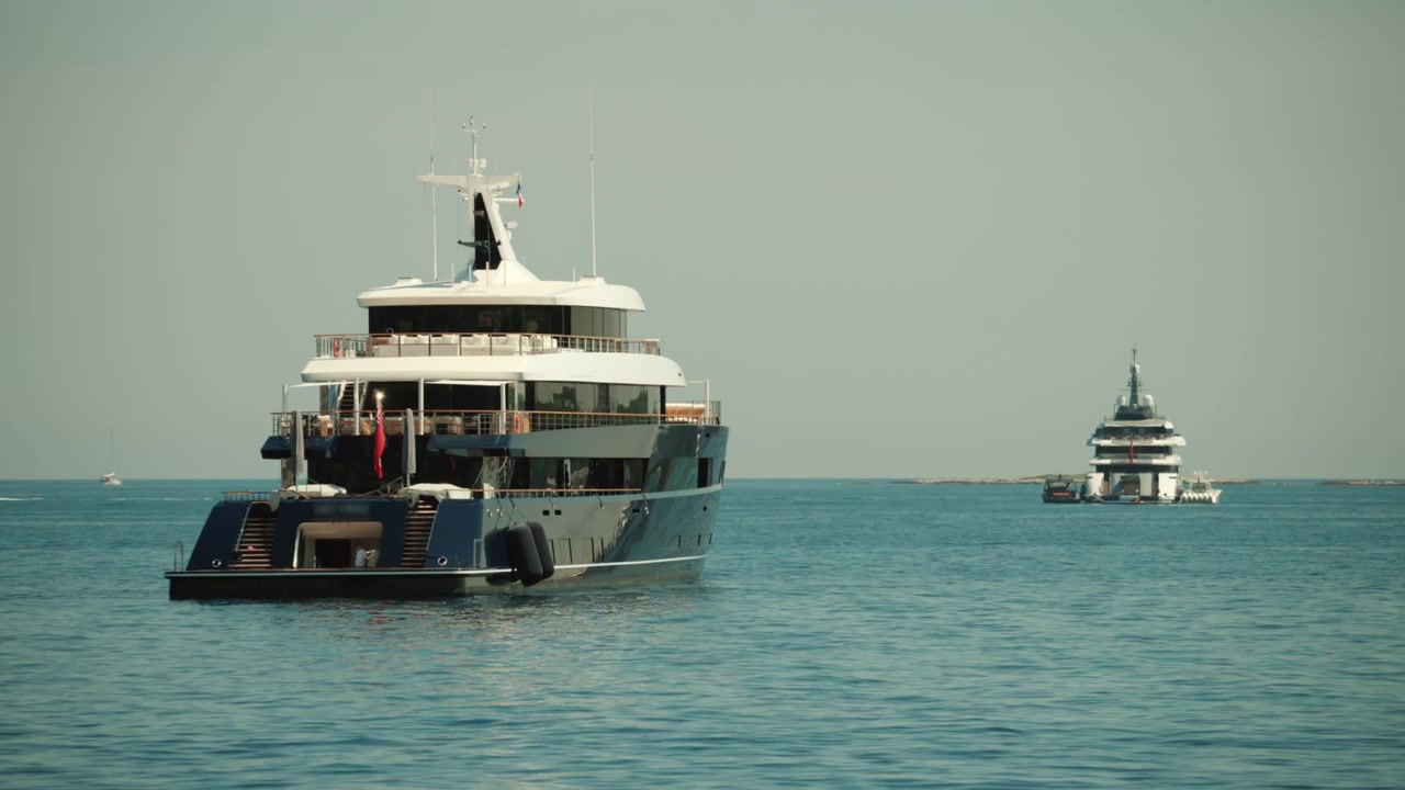 Lussuoso superyacht Les Cinq che naviga in mare aperto, simboleggiando ricchezza, viaggi privati e vacanze estive di lusso, Golfe Juan, Francia.