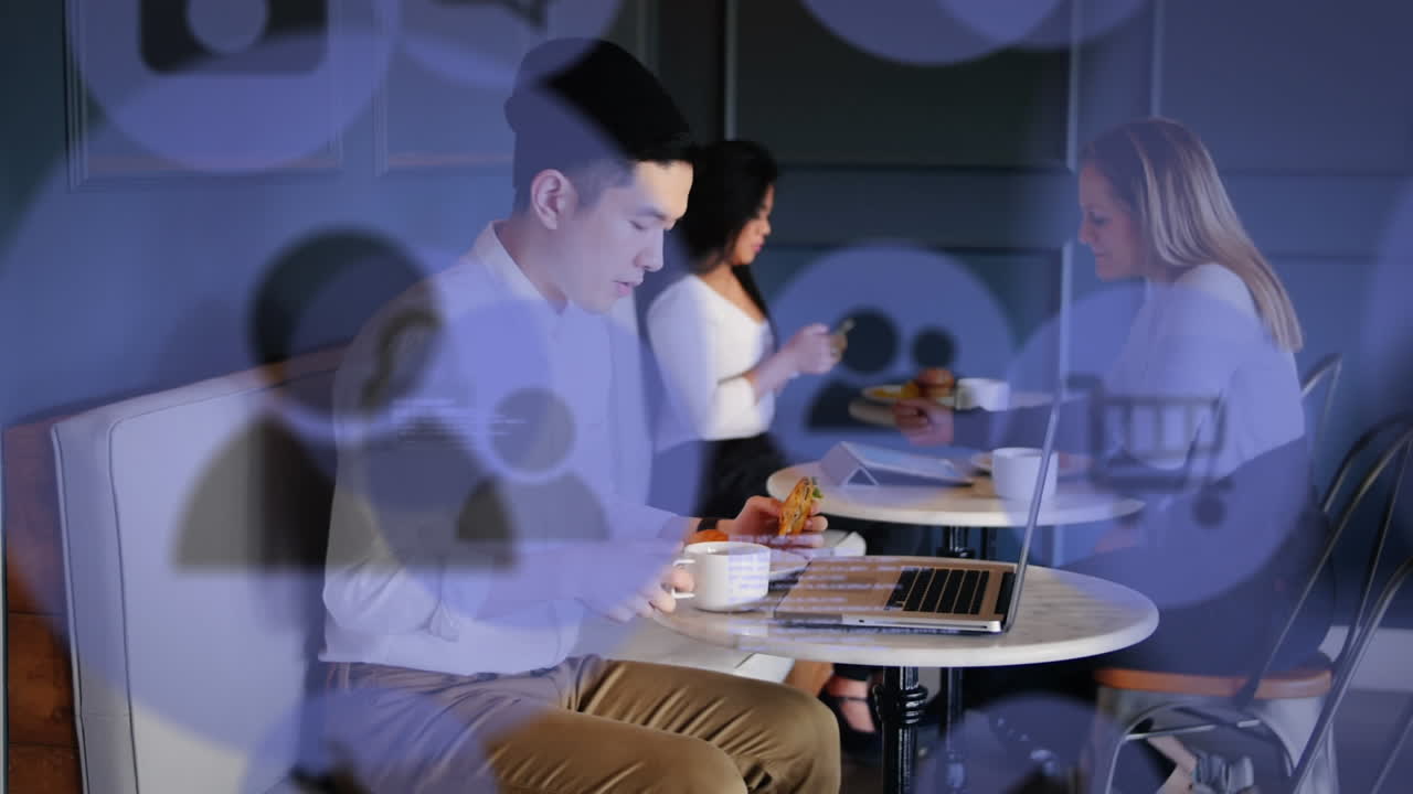 지문 스캐너와 노트북을 사용하는 사람에 대한 데이터 처리