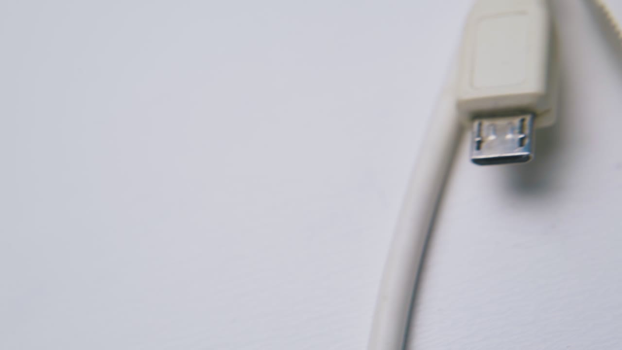 cable divisor de micro y mini usb en superficie de luz limpia