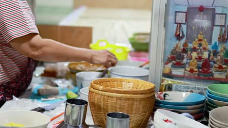 preparing noodles at khlong lat mayom market