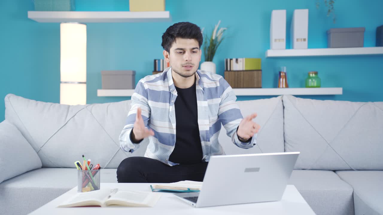 집에서 일하는 젊은이가 비즈니스 미팅에서 강연을 하고 있습니다.