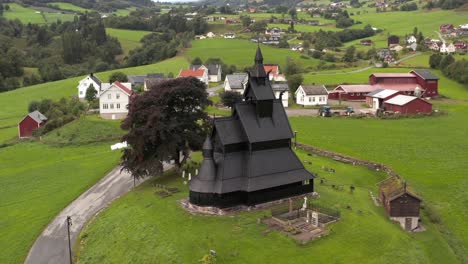 iglesia de madera de madera negra de hopperstad, noruega