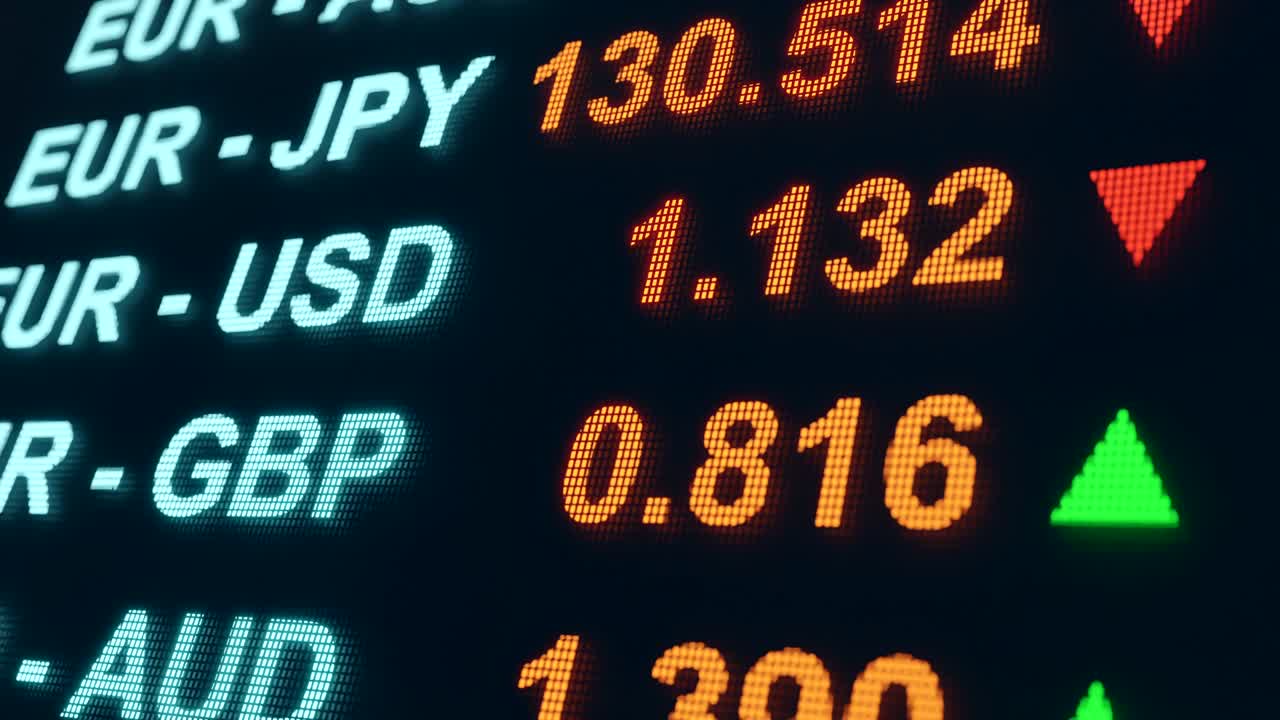 forex 거래: 통화 과 그 비율을 가진 넓은 화면; usd, eur, gbp, jpy 또는 otc에서 통화 기호; 통화 및 환율 개념.