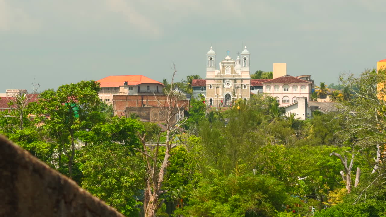 paisaje urbano con iglesia en sri lanka