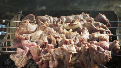 Carne-Cruda-Asada-A-La-Parrilla-Al-Aire-Libre.-Cerrar-Brochetas-De-Carne-Fresca-En-La-Parrilla-De-Carbón