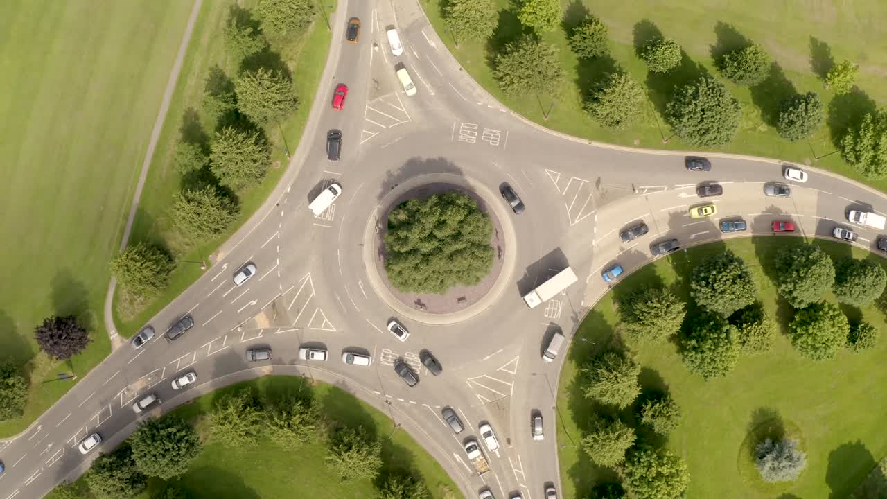 비는 시간대에 바쁜 순환 교차로 교차로의 4k 항공 영상