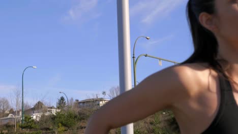 mujer atlética en forma subiendo escalones haciendo ejercicio de tiro medio