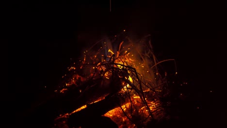 fuego en el campamento. chimenea roja y marco quemando leña con carbón en la estufa para dar calor, calor y humo sobre fondo negro.